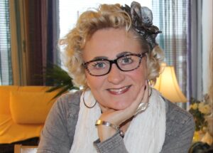 Hymylevä nainen kasvokuvassa.