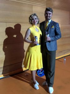 Juho Päivinen ja Mari Munne hymyilevät palkintoineen