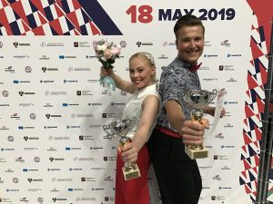 Samuli Kalliala ja Pinja Sarviluoma hymyilevät palkintopokaalit ja kukkakimput käsissään