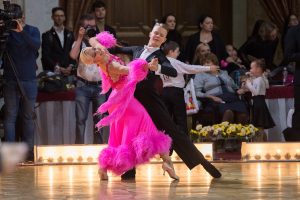 Eetu Lämsä ja Emilia Prykäri tanssin pyörteissä