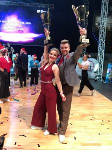 Juho Päivinen –aMari Munne nostavat palkintopokaalit ilmaan iloisesti hymyillen