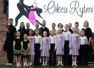 Tyttöjä ja poikai kilpailuasuissa poseeraamassa kuvaajalle.