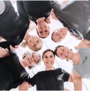 Nurten naisten kasvot kuvattu alhaalta päin.