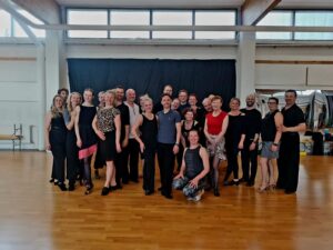 Ryhmäkuvassa paljon aikuisia tanssin harrastajia.