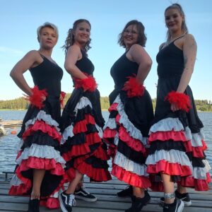 Neljä naista flamengo asuissa.