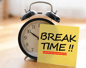 Muistilappu ja herätyskello.