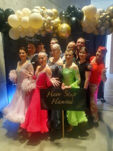 Aikuisia tanssijoita vakiotanssipuvuissa.