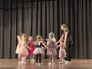 Lapis atnassimassa perhospuvuissa ringissä, jossa mukana aikuinen ohjaaja.