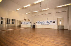 Tanssin harjoitustila, jossa peili seinällä.