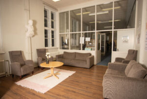 Aulatila jossa sohvat ja pöytä.