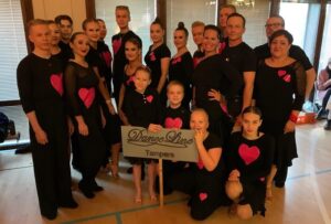 Lapsia ja aikuisia esiintymiasuissa